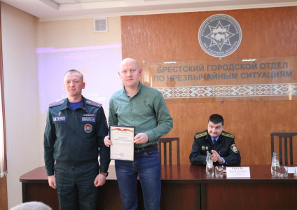 За спасение человеческой жизни слесарь ПУ «Брестгаз» Андрей Невирец награжден Благодарственным письмом Брестского горотдела по ЧС