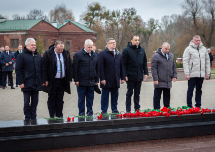 Участники республиканского смотра-конкурса возложили цветы к Вечному огню в Брестской крепости