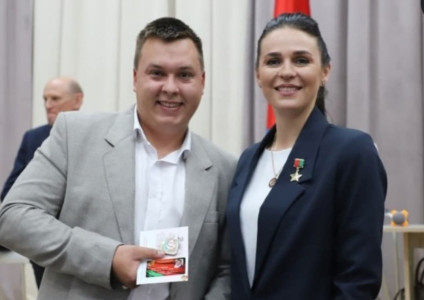 Космонавт Марина Василевская вручила билеты членов ОО «БРСМ» молодежи СПУ «Доманово»