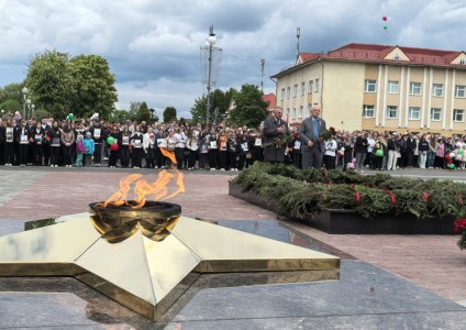 В Столине торжественно открыт Вечный огонь