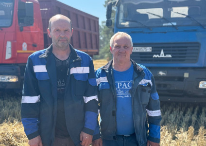 Александр Захаренко и Олег Давыдик преодолели планку в 1000 тонн на отвозке зерна в СПУ «Доманово»